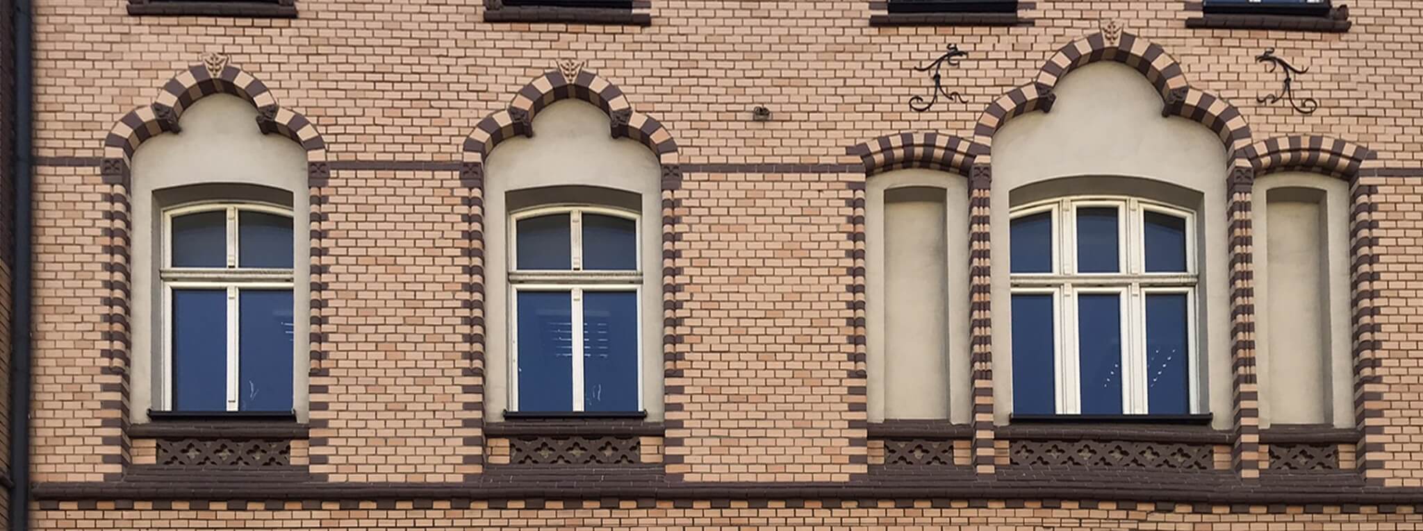 Okna kamienicy przy ulicy Mariackiej w Katowicach