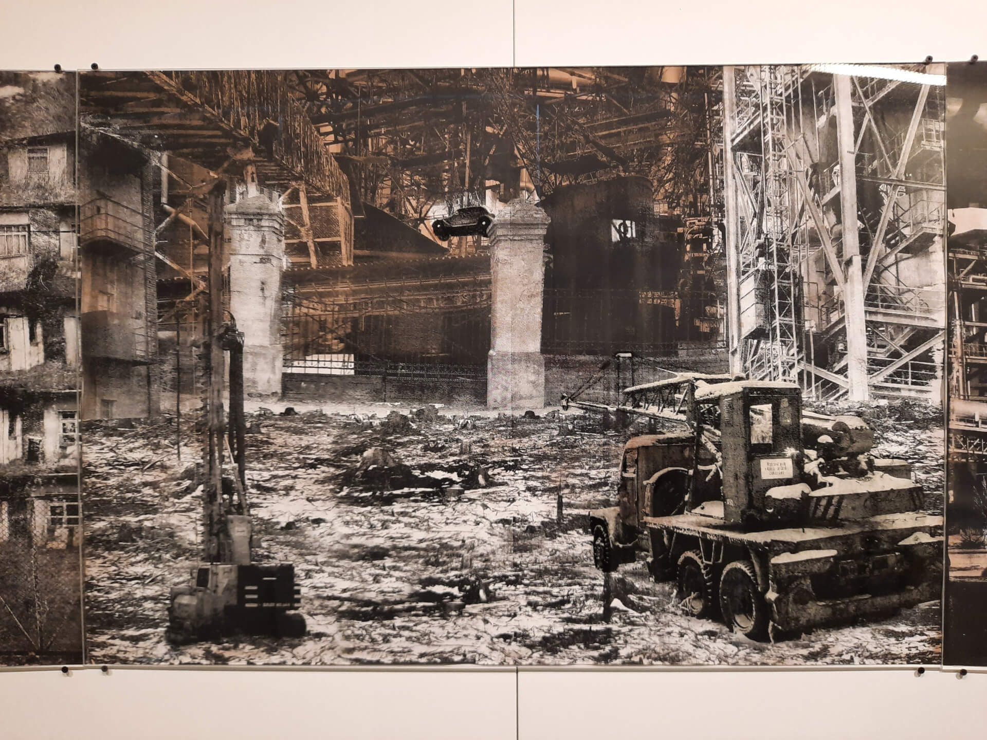 Część tryptyku Michała Krawca na wystawie pokonkursowej Triennale Polskiej Grafiki