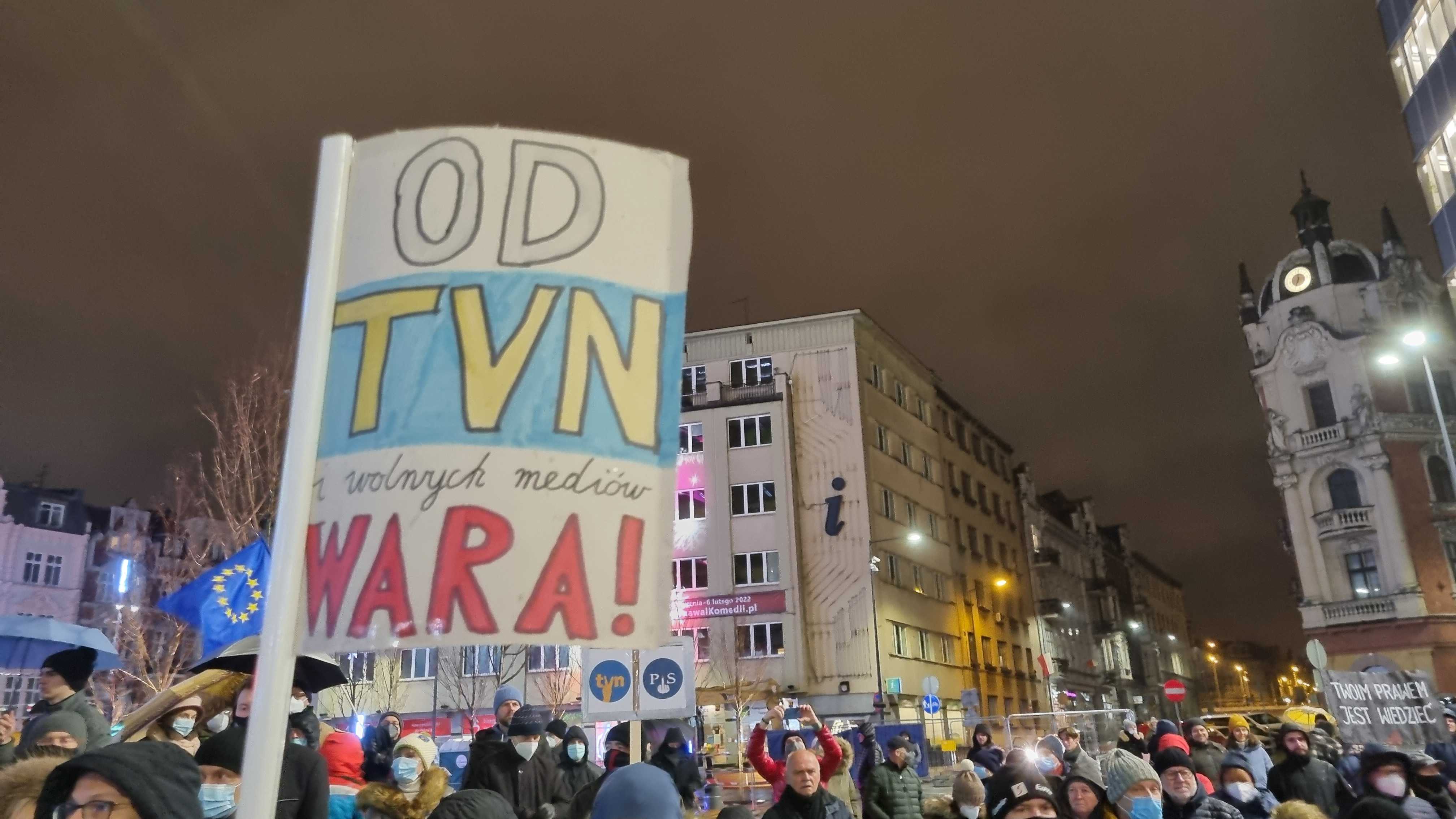 Protest przeciwko "lex TV" na Rynku w Katowicach, 19 grudnia 2021