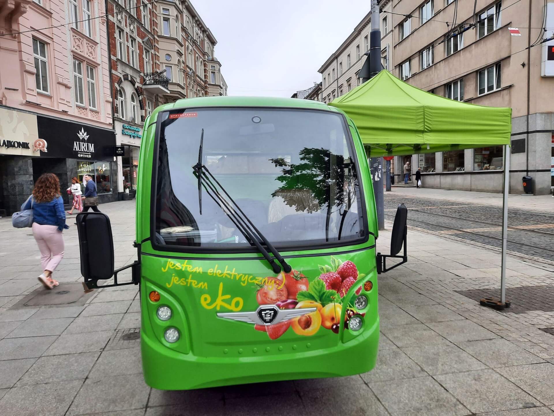 Ceny owoców i warzyw w aucie na Rynku w Katowicach