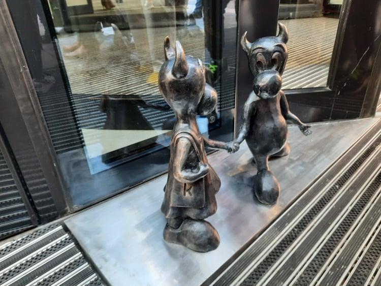 Figurki beboków przed Galerią Katowicką