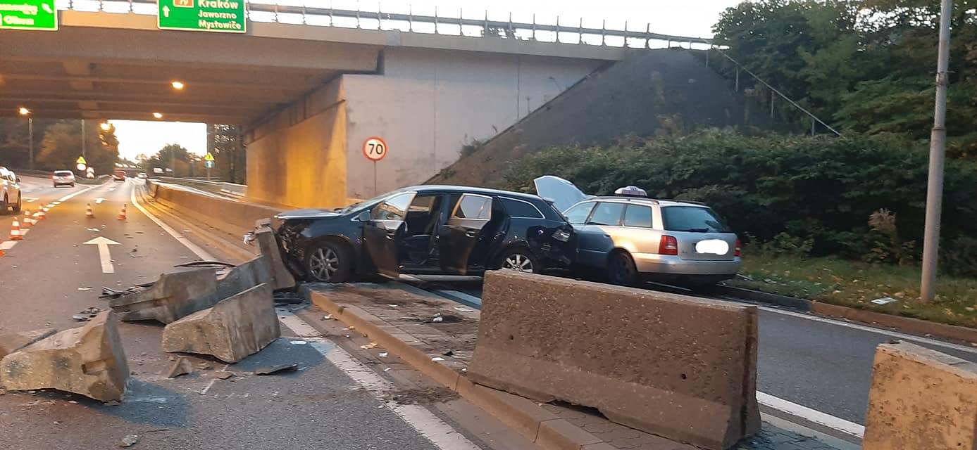 Wypadek w Katowicach na zjeździe z DK86, kierowcy w szpitalu