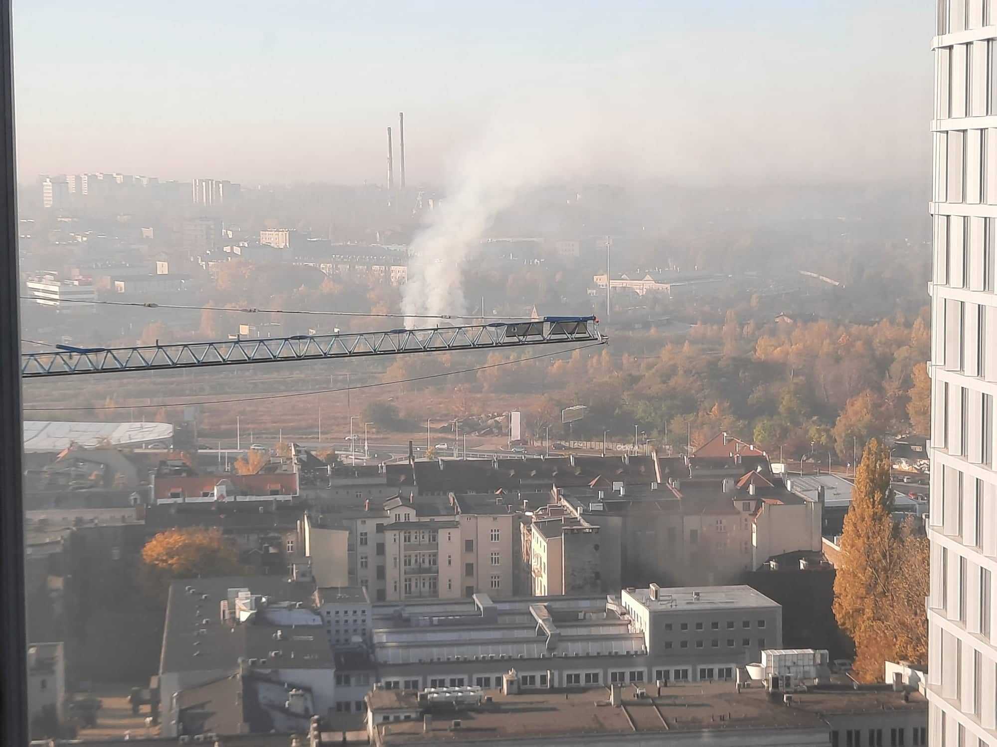 Pożar na terenie nieczynnej parowozowni w Katowicach