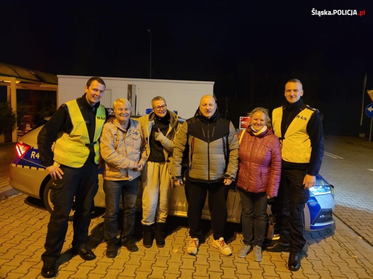 Policjanci z patrolu autostradowego z zaginionym mężczyzną i jego rodziną