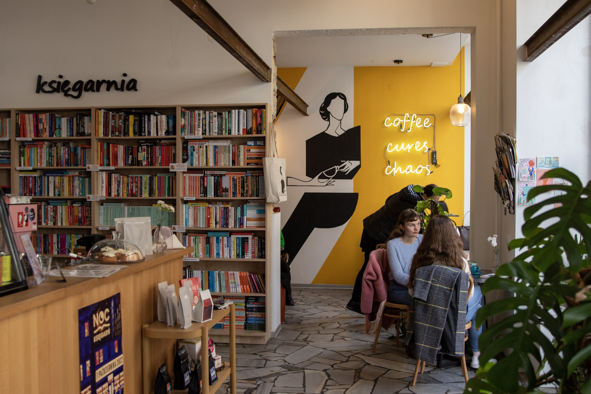 Lokal na kulturę, Katowice Lokal na kulturę łączący kawiarnię z księgarnią anglojęzyczną to Black Woolf fot Kamil Kalkowski