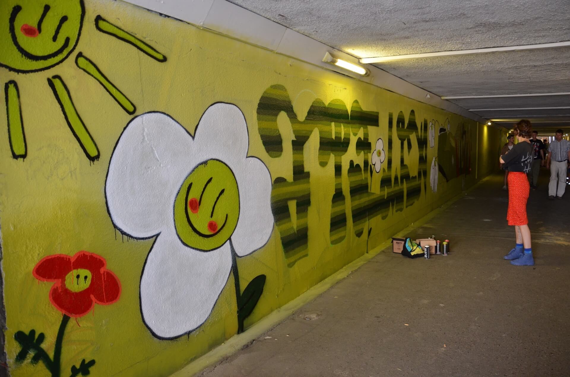 Artyści malują mural w przejściu pod torami łączącym ulice Wojewódzką i 2