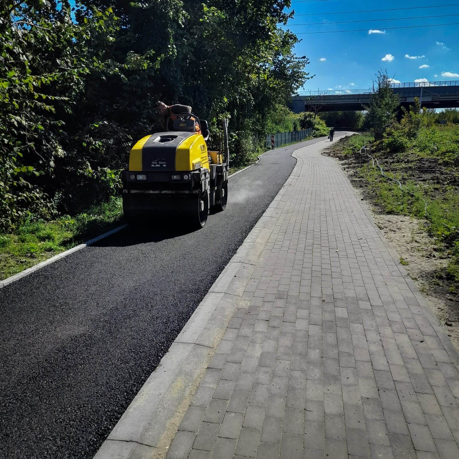 Asfaltowanie drogi dla rowerów w rejonie Hallera katowice