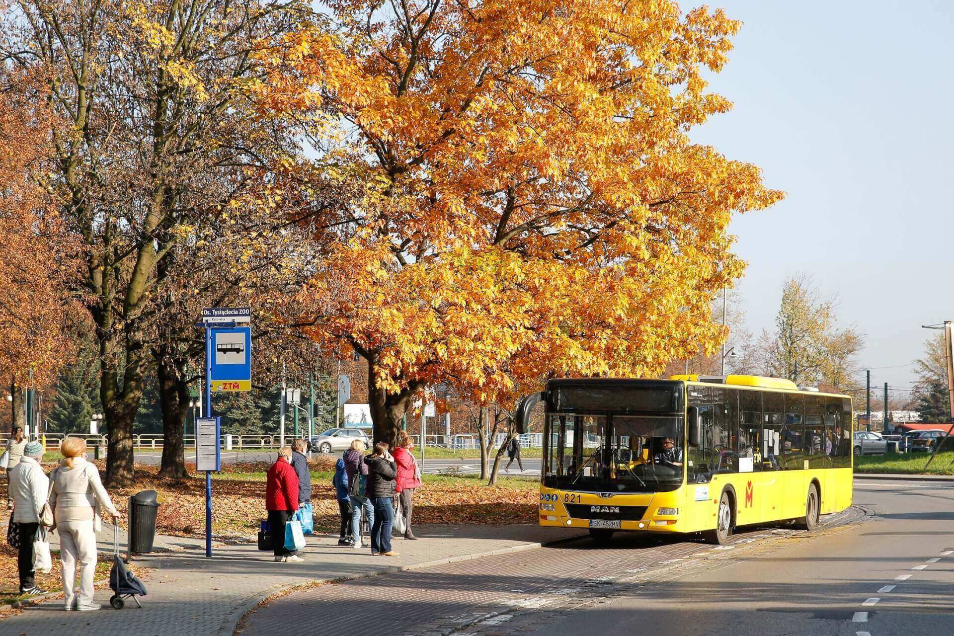 Autobus PKM Katowice na przystanku