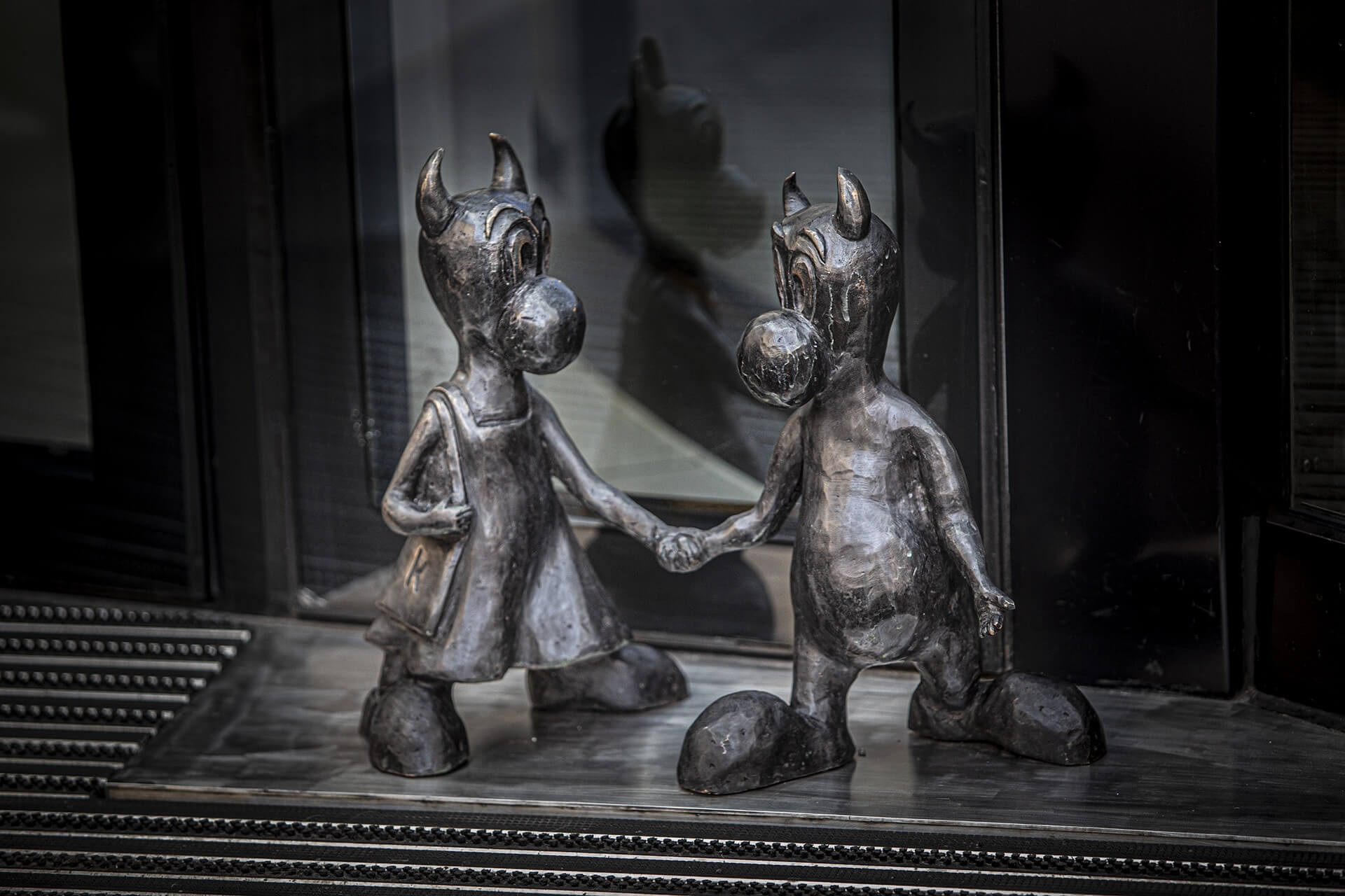 Figurki beboków przed Galerią Katowicką