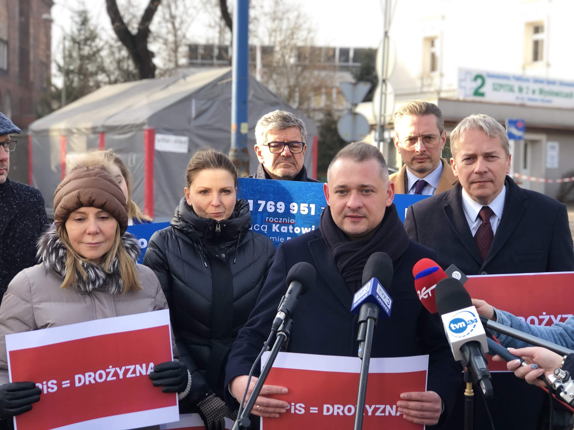 Politycy KO w Mysłowicach podczas konferencji dot. drożyzny