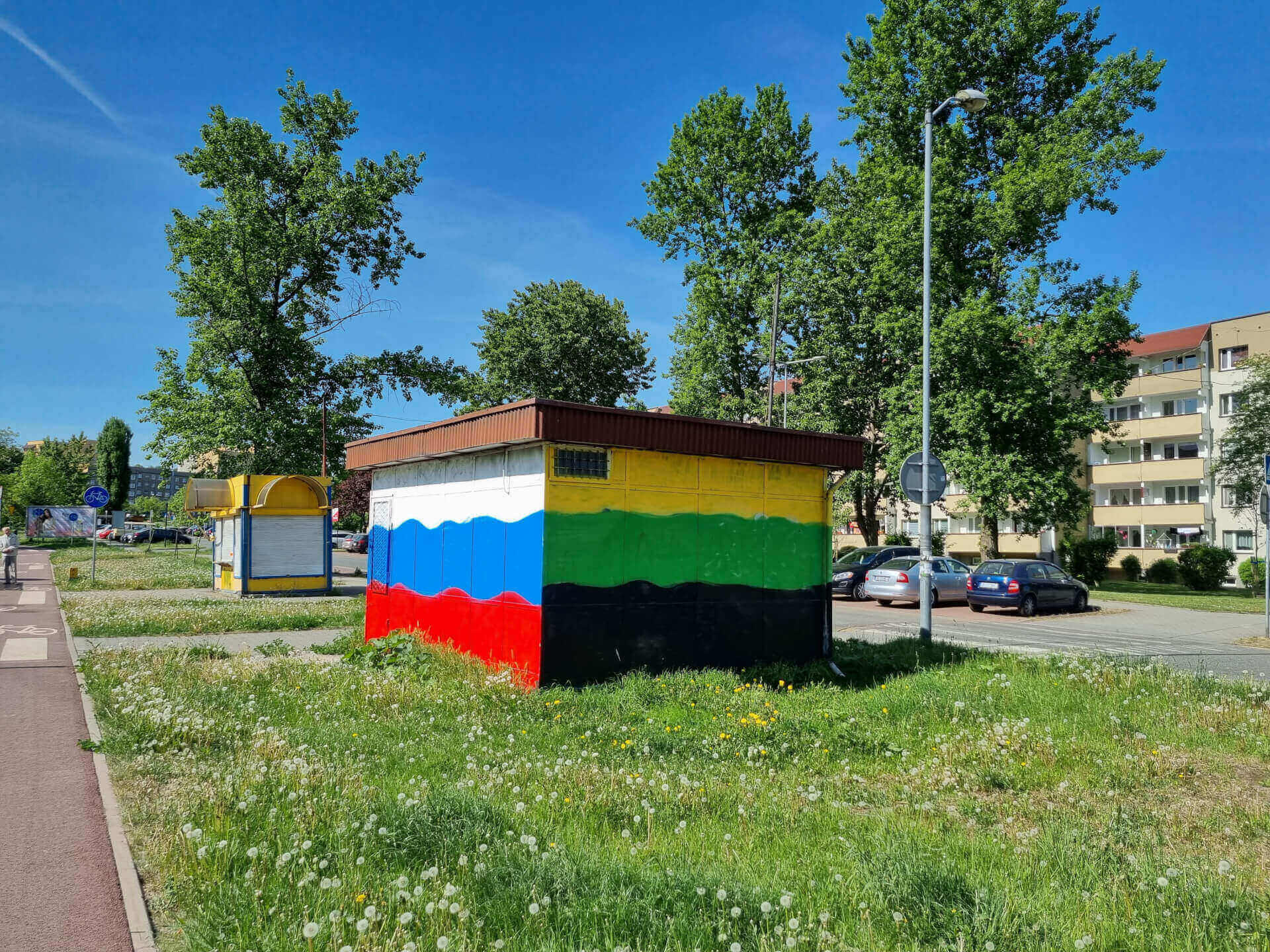 Kiosk na Witosa. To barwy Górnika Zabrze, nie Rosji