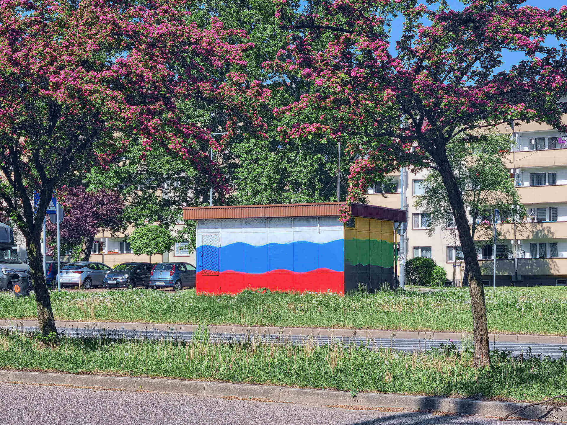 Kiosk na Witosa. To barwy Górnika Zabrze, nie Rosji