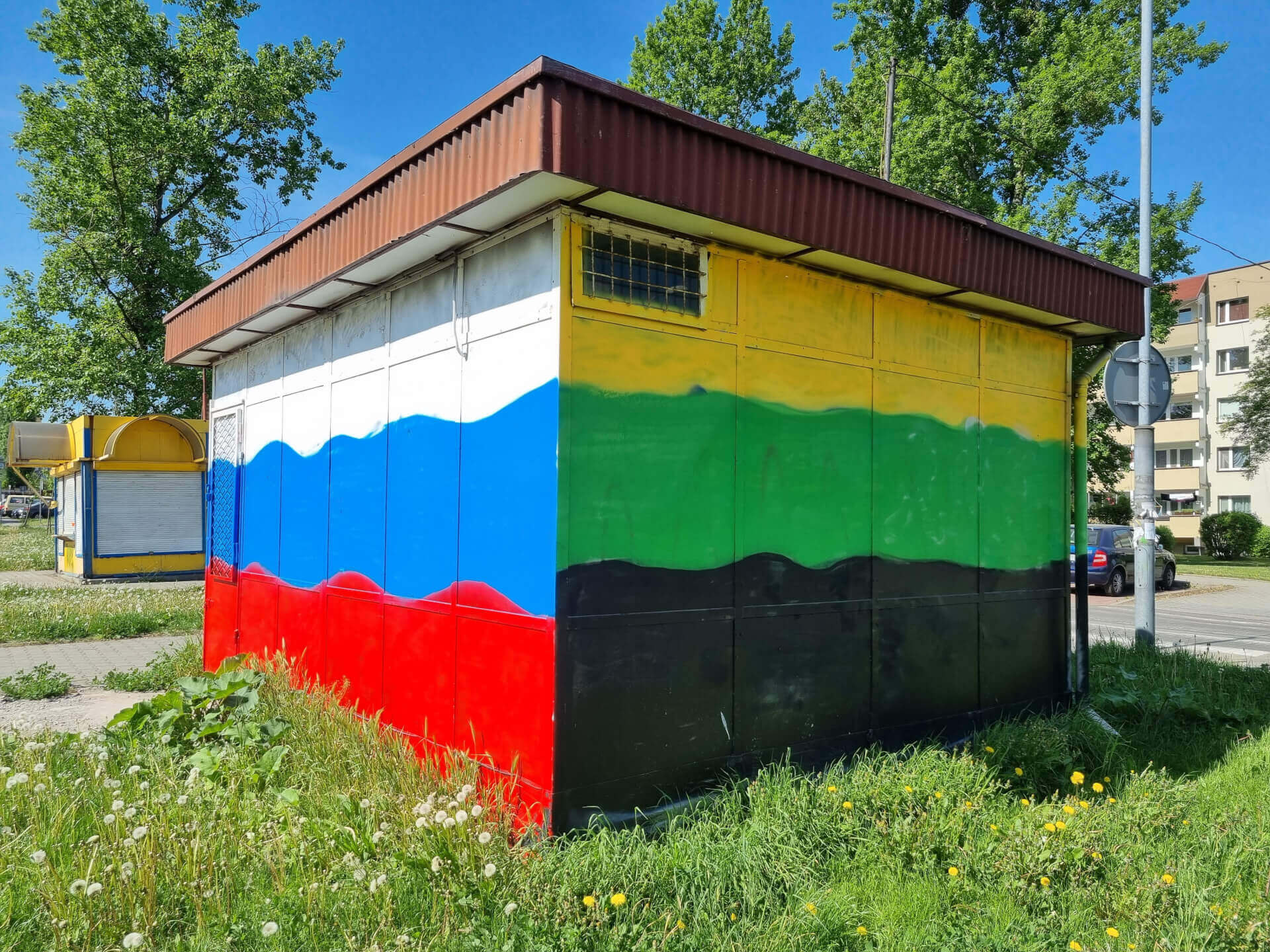 Kiosk na Witosa. To barwy Górnika Zabrze, nie Rosji