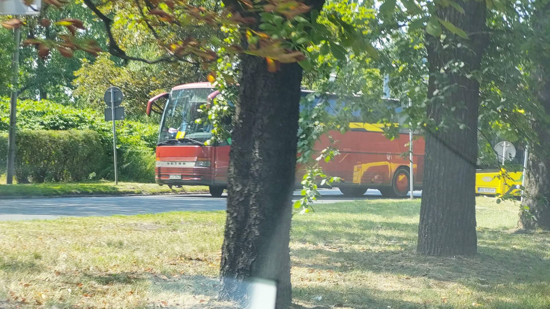 Autobus zablokował dwa pasy