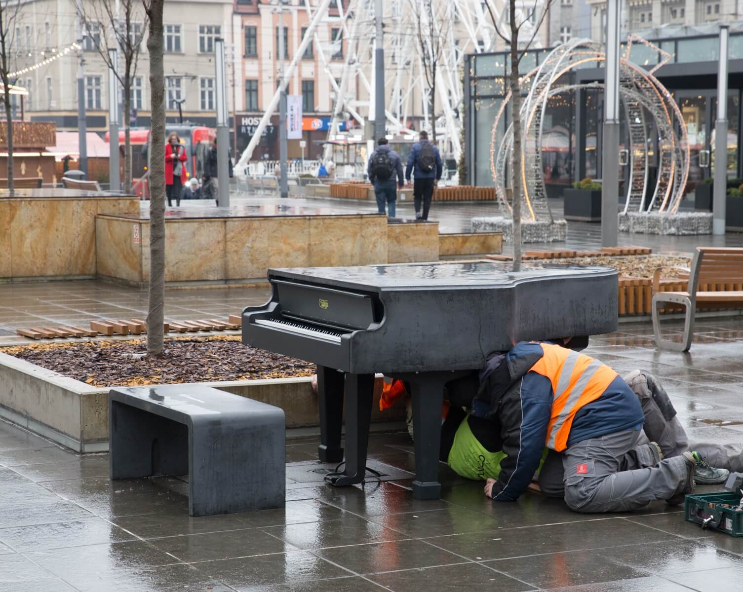 Montaż fortepianu na Placu Kwiatowym