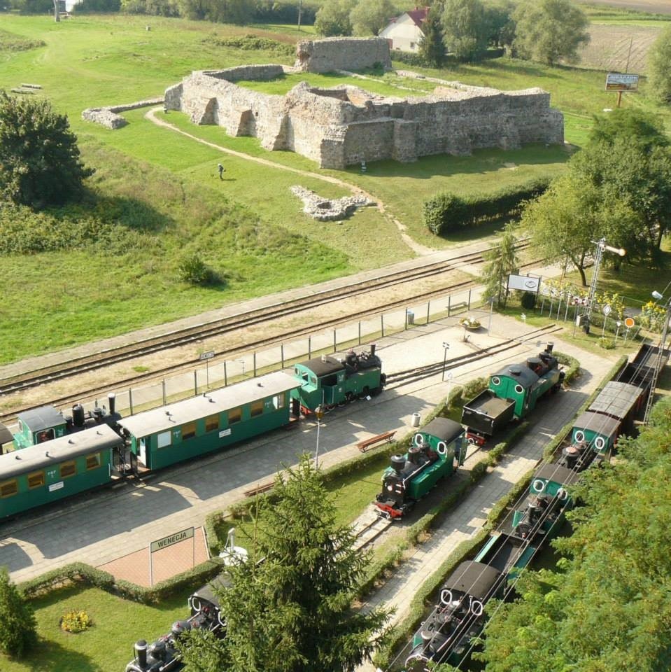 Muzeum Kolei Wąskotorowej w Wenecji wraz z ruinami zamku Mikołaja herbu Nałęcz