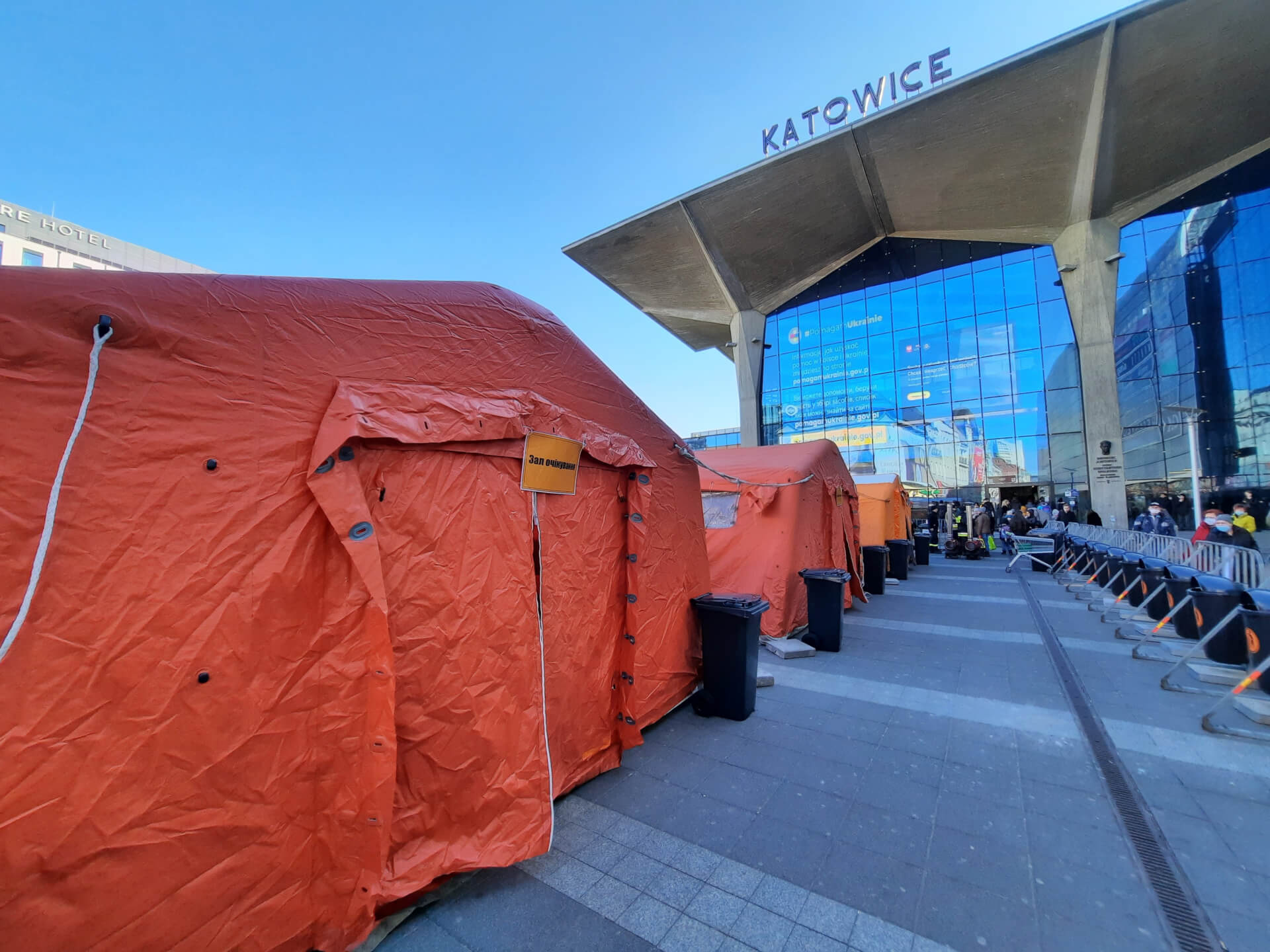 Namioty przed dworcem PKP Katowice7