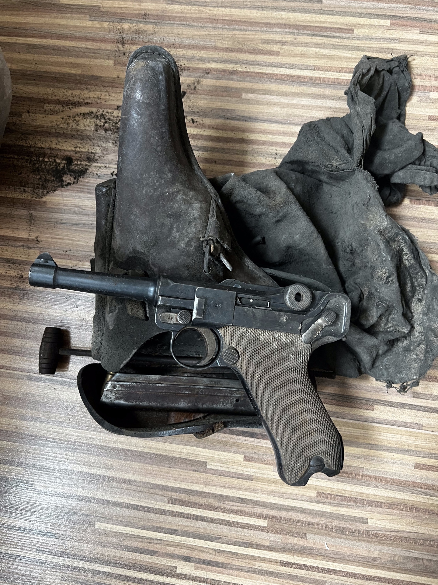 Niemiecki pistolet odnaleziony w VII LO