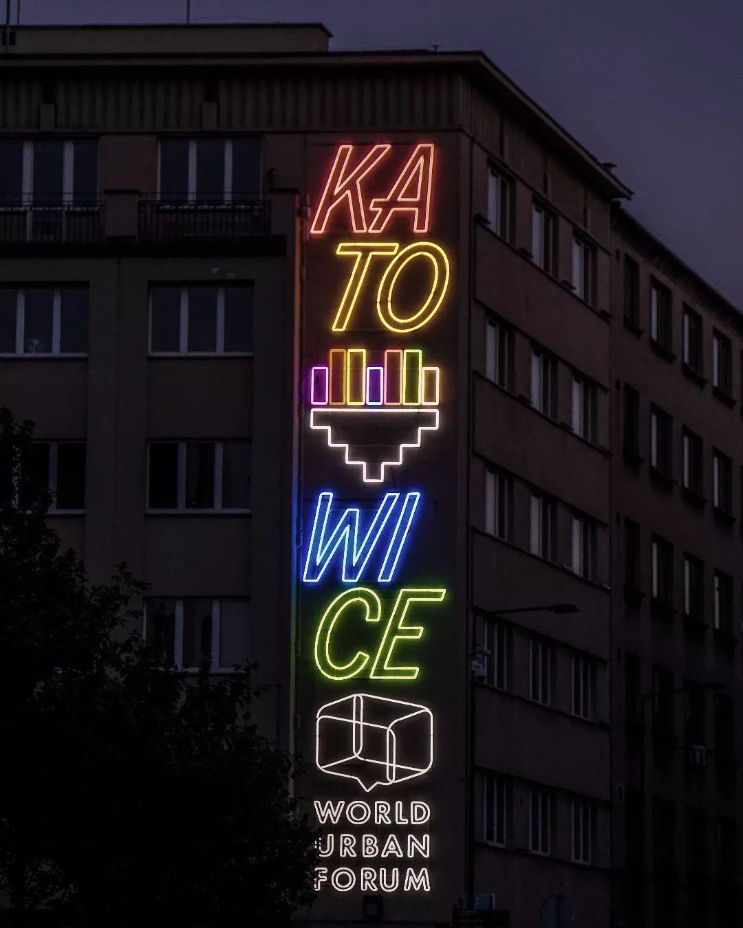 Nowy neon na budynku Rynek 13 fot A Adamska