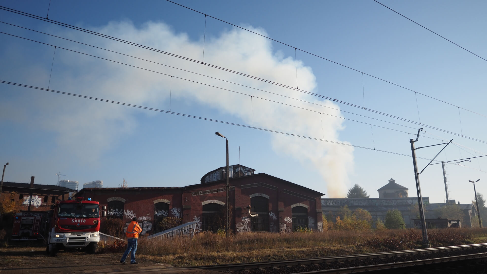 Słup dymu nad lokomotywownią w Katowicach