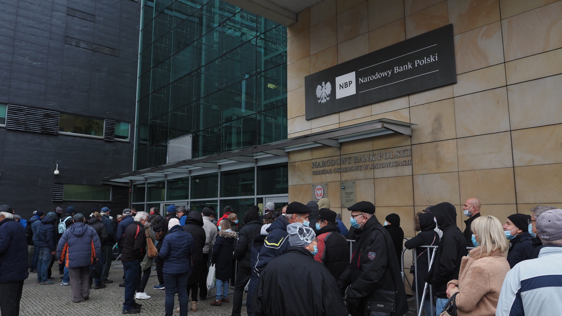 Kolejka przed NBP w Katowicach po banknot z Lechem Kaczyńskim