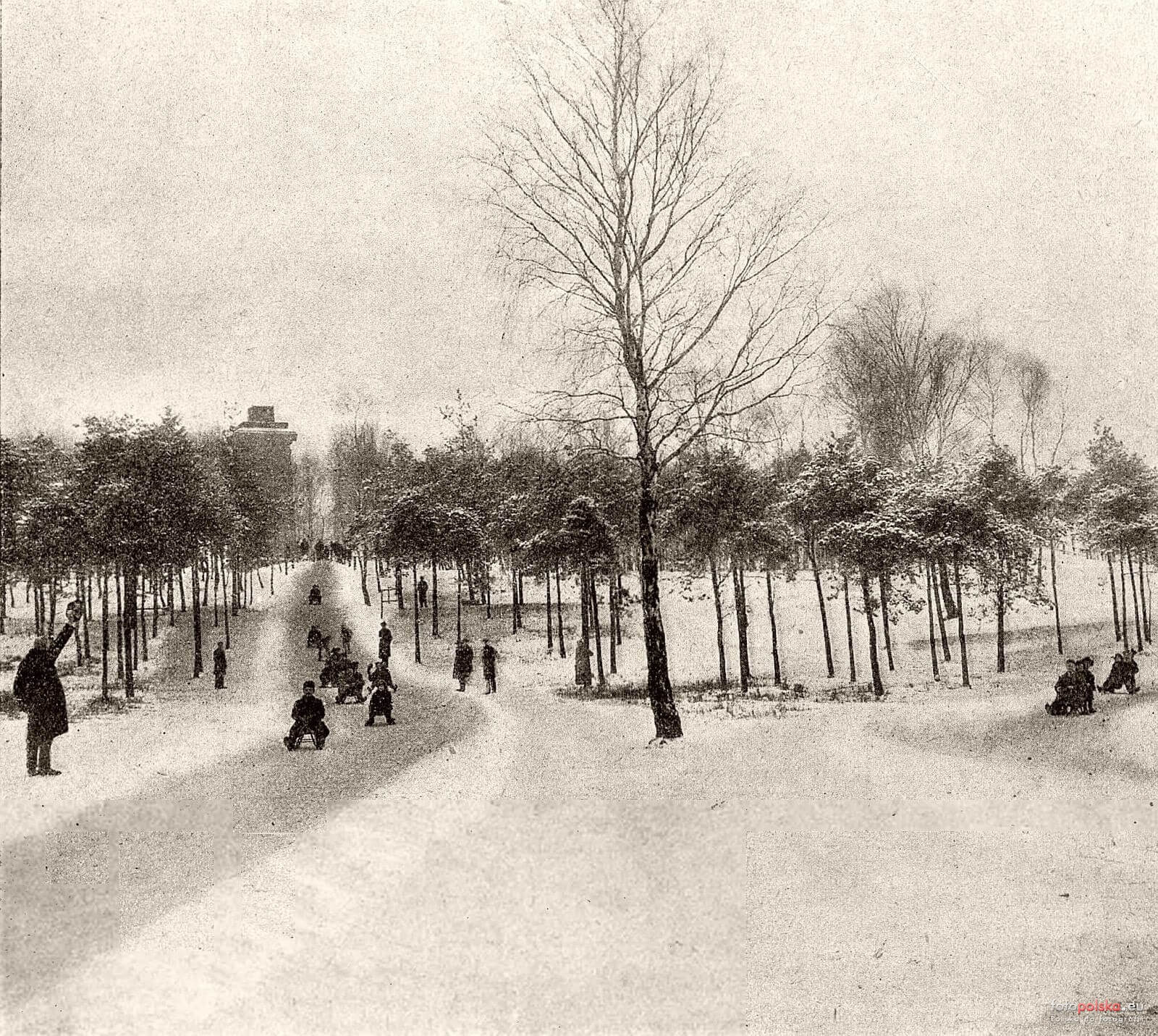 Park im Tadeusza Kosciuszki Lata 1928 1929 Park Kościuszki w głębi widać wieżę Kościuszki dawniej Bismarcka Źródło Polska Zachodnia 1929 nr 06