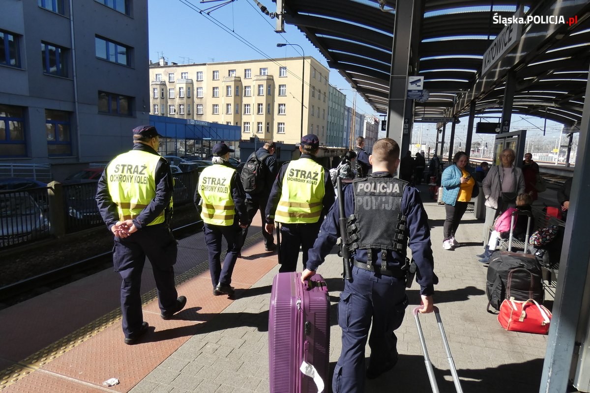 Policjanci na dworcu PKP Katowice