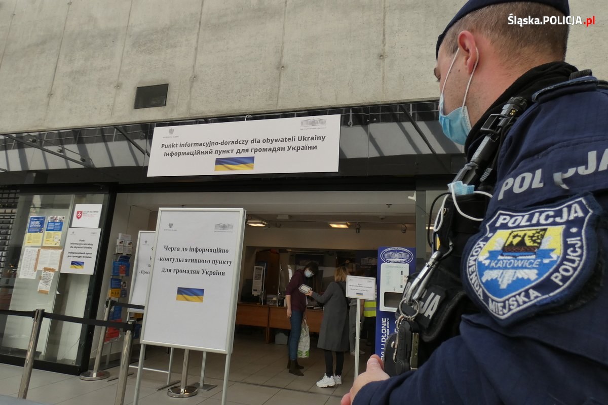 Policjanci na dworcu PKP Katowice