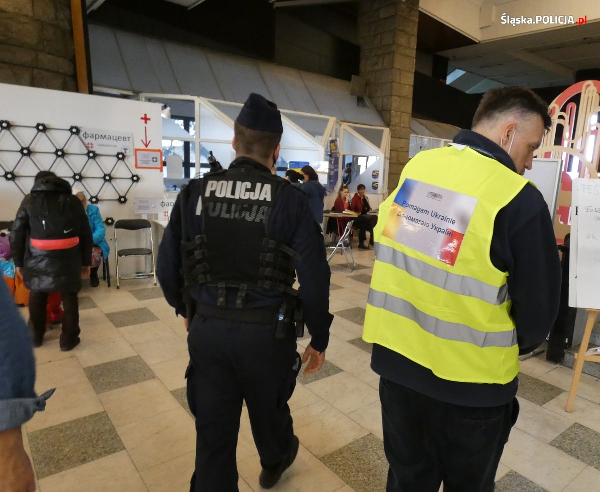 Policjanci w punkcie recepcyjnym Katowice