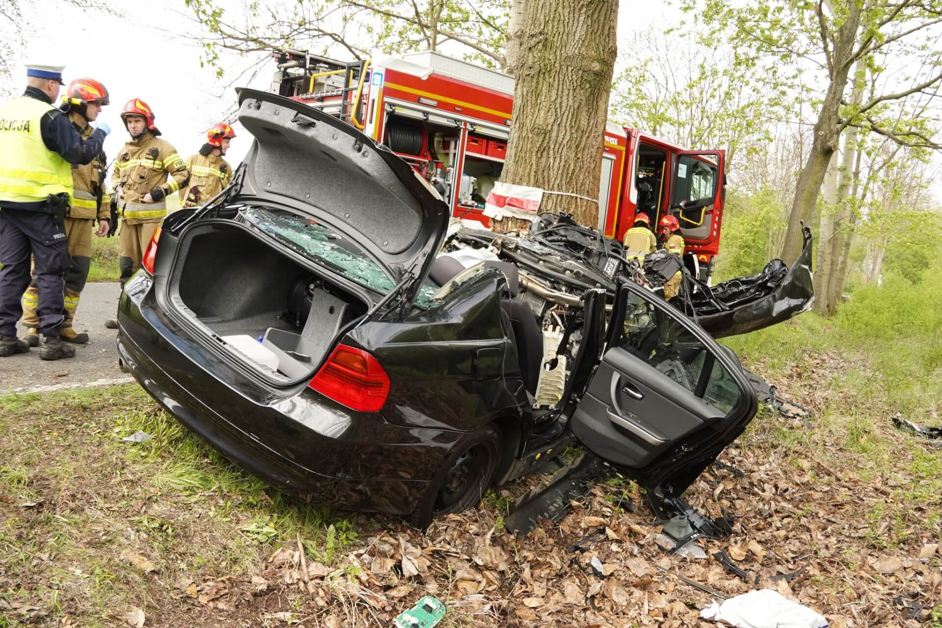 Samochód uderzył w drzewo. Kierowca BMW nie przeżył.