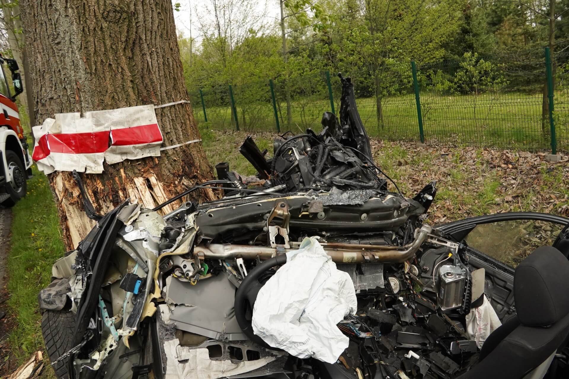 Samochód uderzył w drzewo. Kierowca BMW nie przeżył.