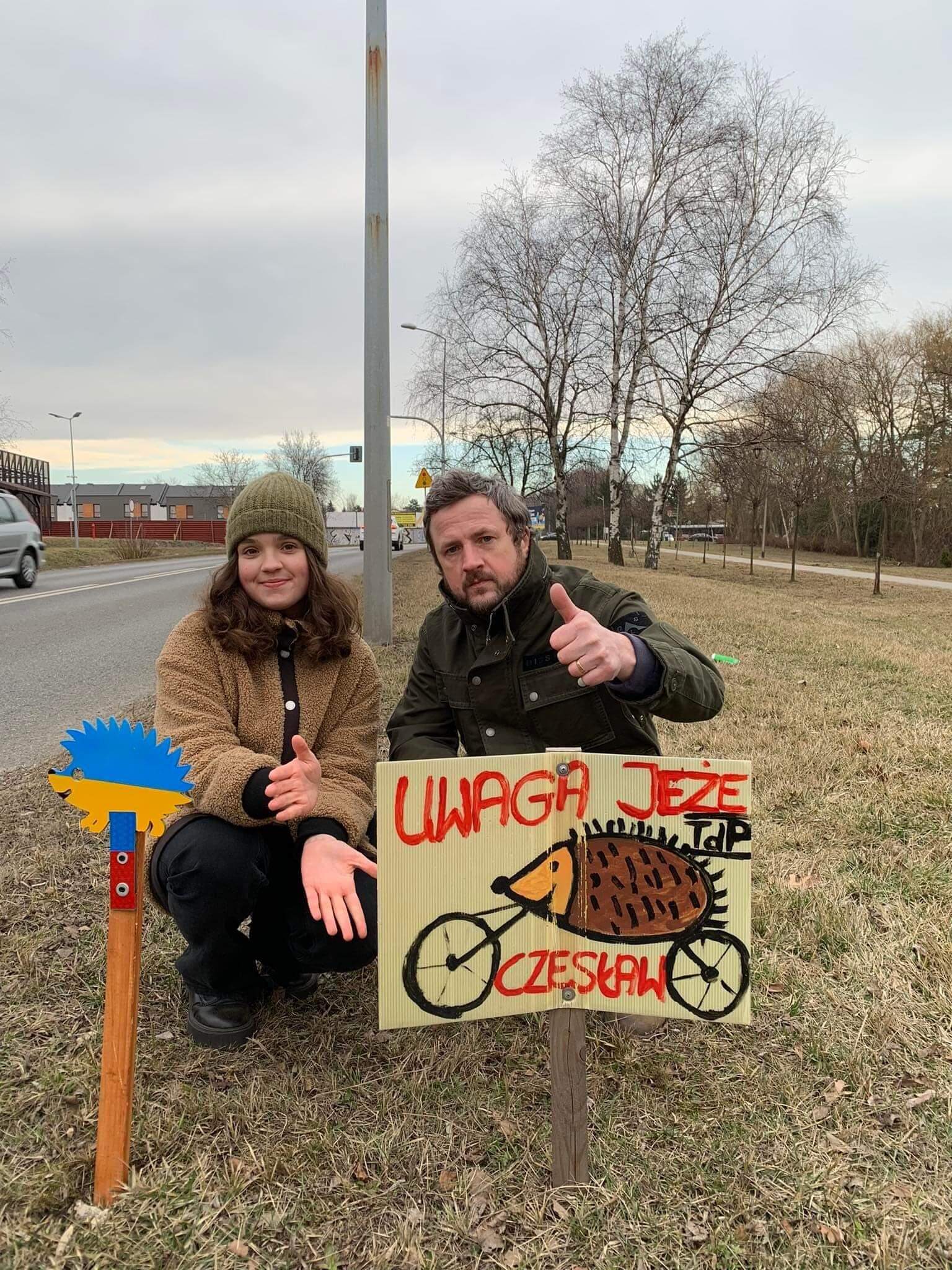 Uwaga jeże Wojciech Kuderski z córką fot S Piskorz