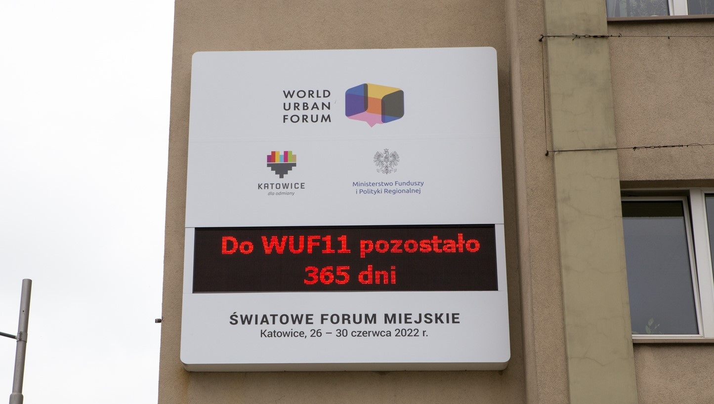 Zegar na rynku odlicza czas do 11. sesji Światowego Forum Miejskiego w Katowicach.