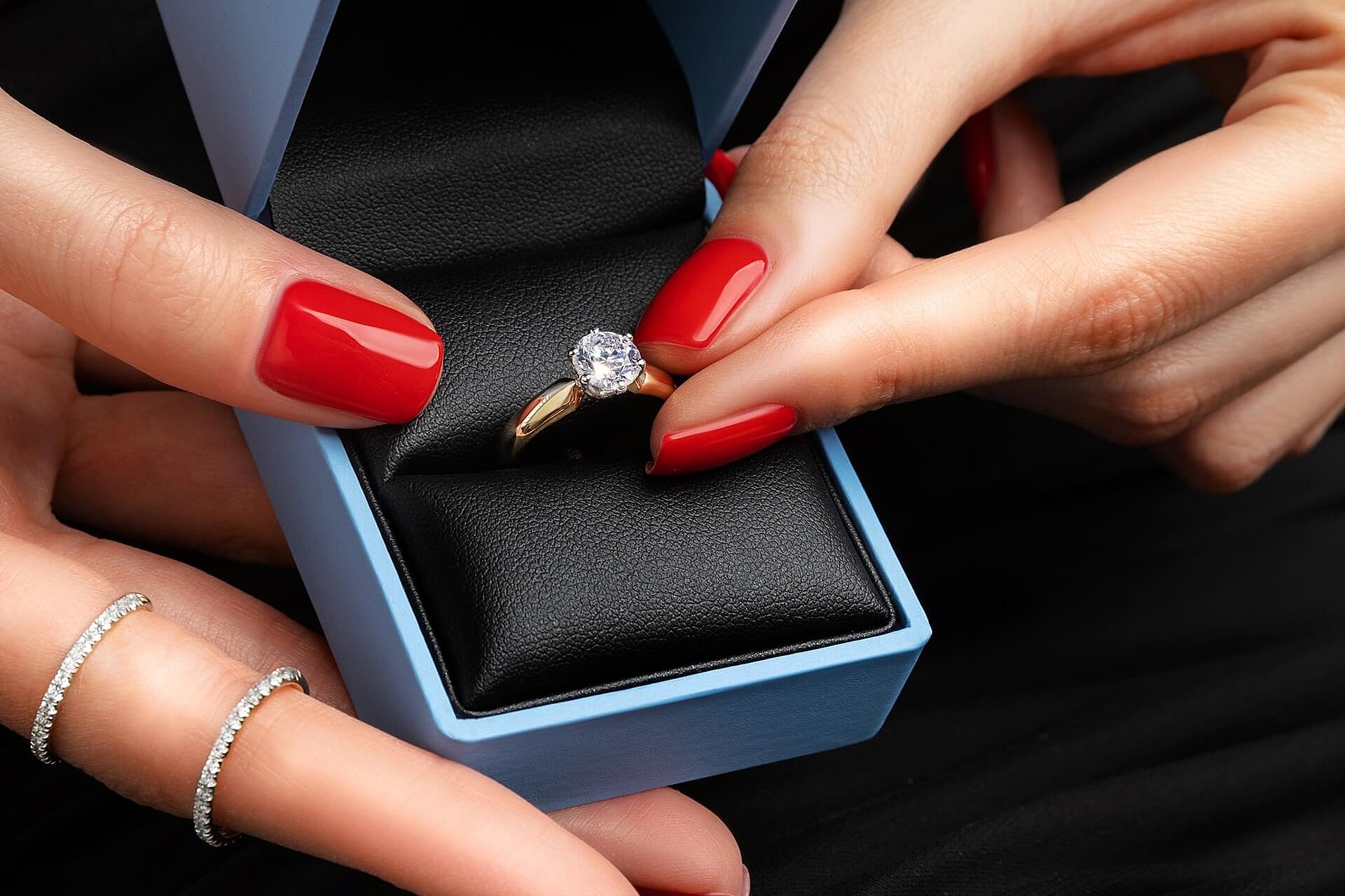 Planujesz zaręczyny w Święta? W katowickim salonie ACLARI czeka pierścionek idealny! Planujesz zaręczyny w Święta? W katowickim salonie ACLARI czeka pierścionek idealny!