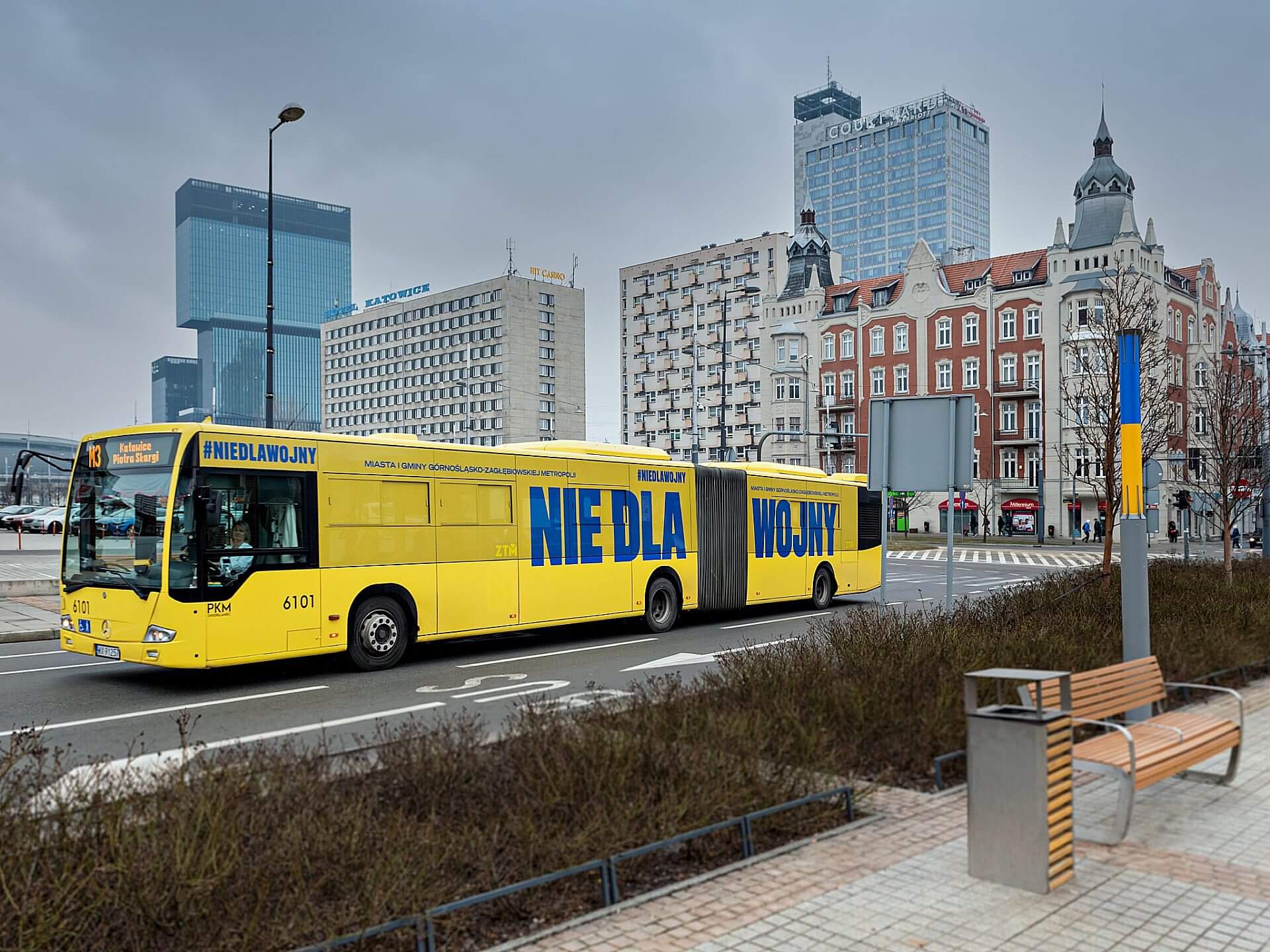 Autobus z napisem Nie dla wojny w Katowicach Autobus z napisem Nie dla wojny w Katowicach