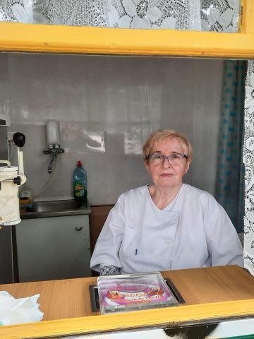 Pani Teresa w swojej budce z lodami na Załężu Pani Teresa w swojej budce z lodami na Załężu