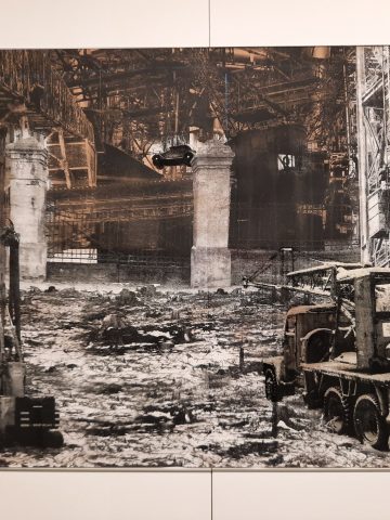 Część tryptyku Michała Krawca na wystawie pokonkursowej Triennale Polskiej Grafiki Część tryptyku Michała Krawca na wystawie pokonkursowej Triennale Polskiej Grafiki