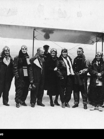 Grupa osób przed samolotem PZL 5 na katowickim lotnisku Grupa osób przed samolotem PZL 5 na katowickim lotnisku