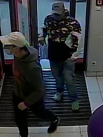 Mężczyźni podejrzani o kradzież perfum w Katowicach Szopienicach Mężczyźni podejrzani o kradzież perfum w Katowicach Szopienicach