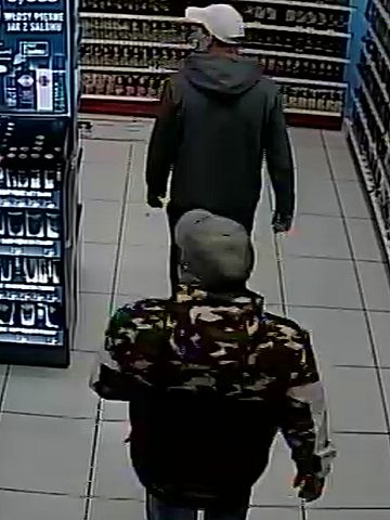 Mężczyźni podejrzani o kradzież perfum w Katowicach Szopienicach Mężczyźni podejrzani o kradzież perfum w Katowicach Szopienicach