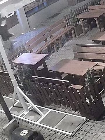 Wandale niszczą ogrodzenie ogródka restauracyjnego na ul. Staromiejskiej Wandale niszczą ogrodzenie ogródka restauracyjnego na ul. Staromiejskiej
