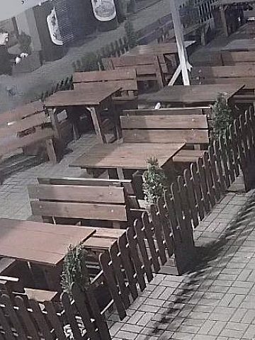 Wandale niszczą ogrodzenie ogródka restauracyjnego na ul. Staromiejskiej Wandale niszczą ogrodzenie ogródka restauracyjnego na ul. Staromiejskiej