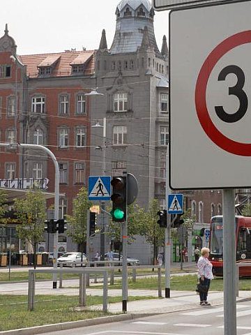 Dzięki wprowadzeniu Strefy Tempo 30 w mieście dochodzi do mniejszej liczby wypadków Fot Dzięki wprowadzeniu Strefy Tempo 30 w mieście dochodzi do mniejszej liczby wypadków Fot