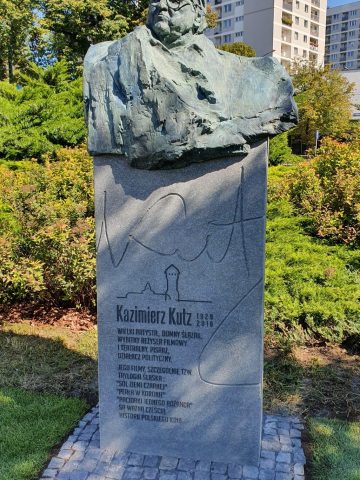 Galeria Artystyczna - rzeźba przedstawiająca Kazimierza Kutza Galeria Artystyczna - rzeźba przedstawiająca Kazimierza Kutza
