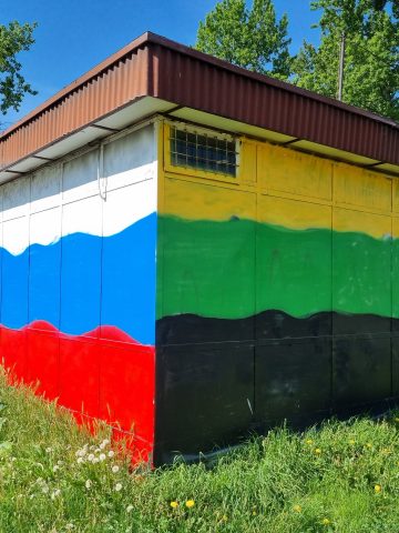 Kiosk na Witosa. To barwy Górnika Zabrze, nie Rosji Kiosk na Witosa. To barwy Górnika Zabrze, nie Rosji