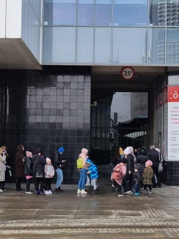Kolejka uchodźców przez zakładem fotograficznym Katowice1 Kolejka uchodźców przez zakładem fotograficznym Katowice1