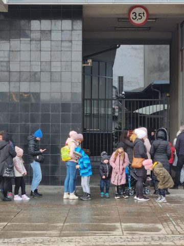 Kolejka uchodźców przez zakładem fotograficznym Katowice2 Kolejka uchodźców przez zakładem fotograficznym Katowice2
