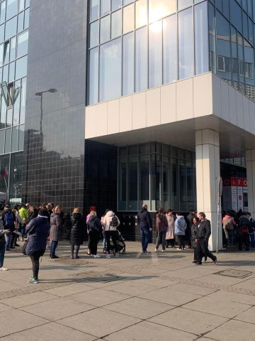 Kolejka uchodźców przez zakładem fotograficznym Katowice3 Kolejka uchodźców przez zakładem fotograficznym Katowice3