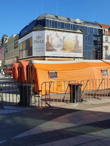 Namioty przed dworcem PKP Katowice Namioty przed dworcem PKP Katowice