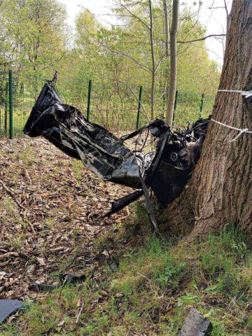 Samochód uderzył w drzewo. Kierowca BMW nie przeżył. Samochód uderzył w drzewo. Kierowca BMW nie przeżył.
